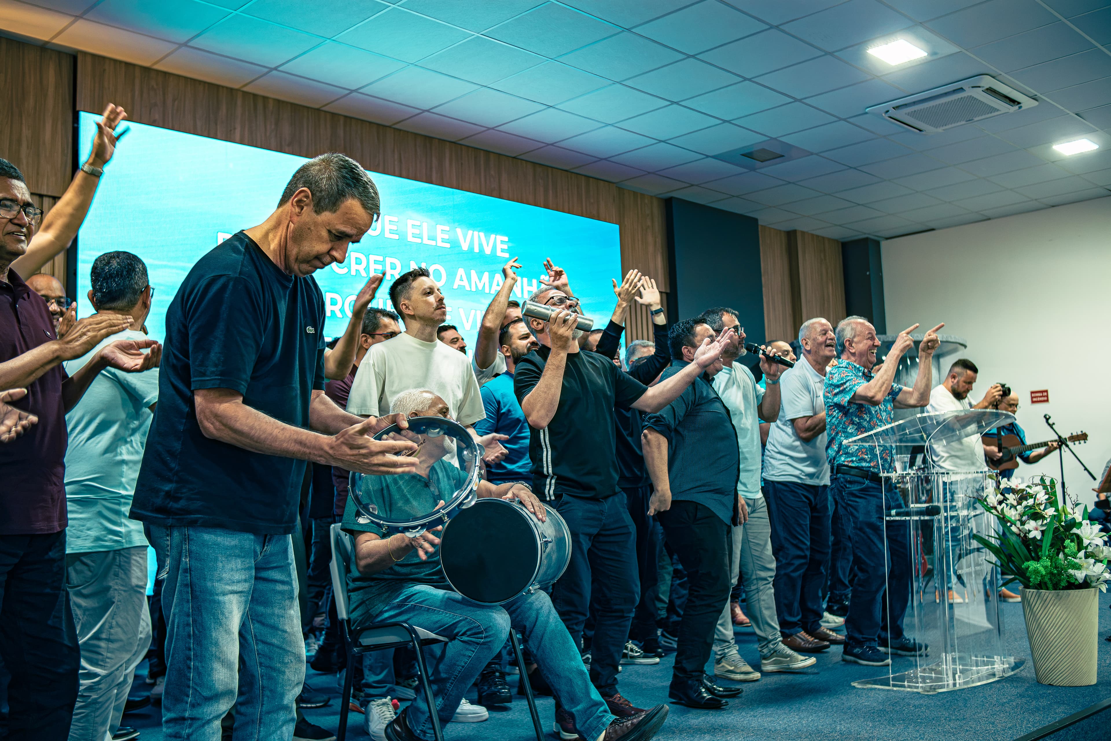 Pessoas reunidas em um culto da igreja