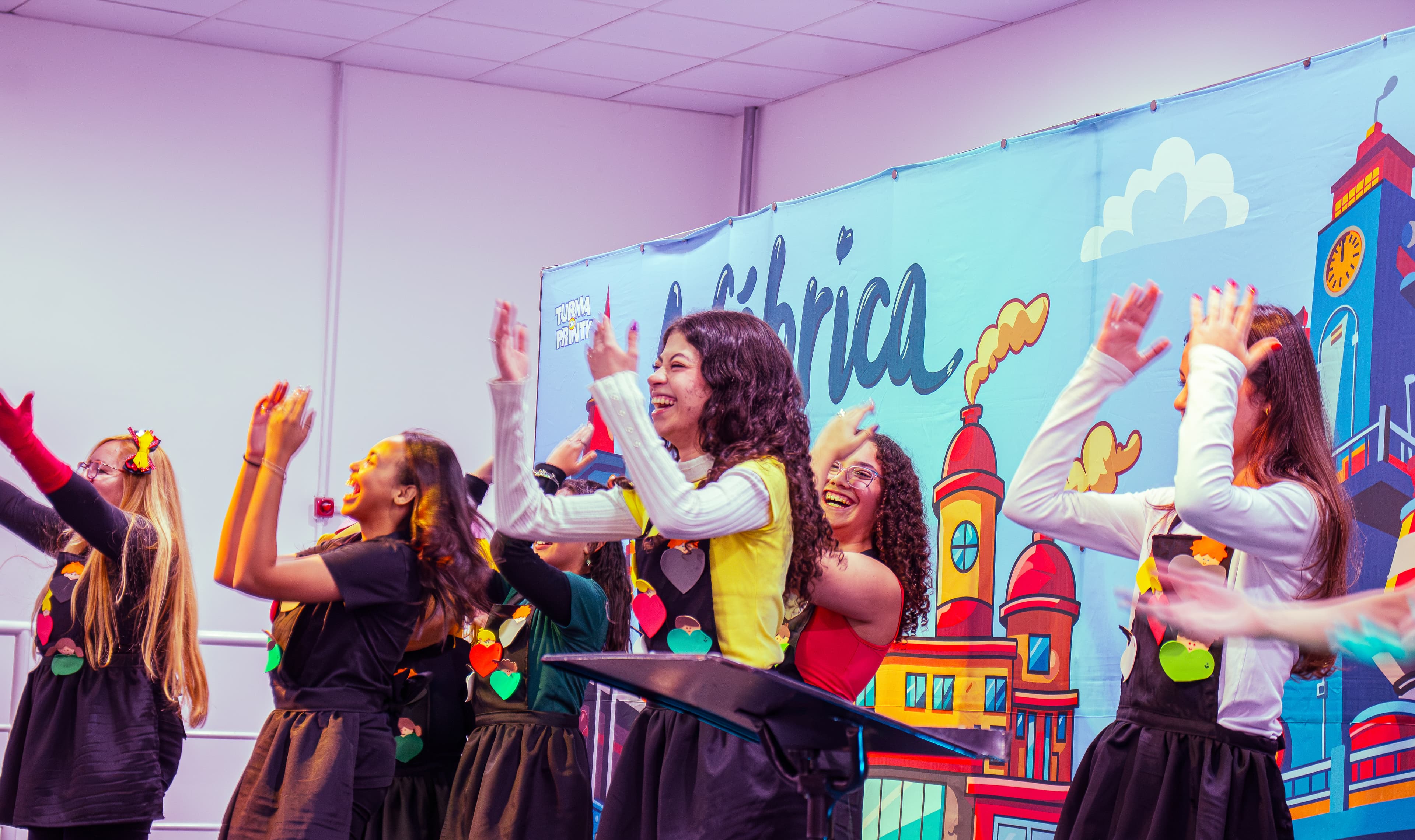 Crianças participando de uma atividade na igreja