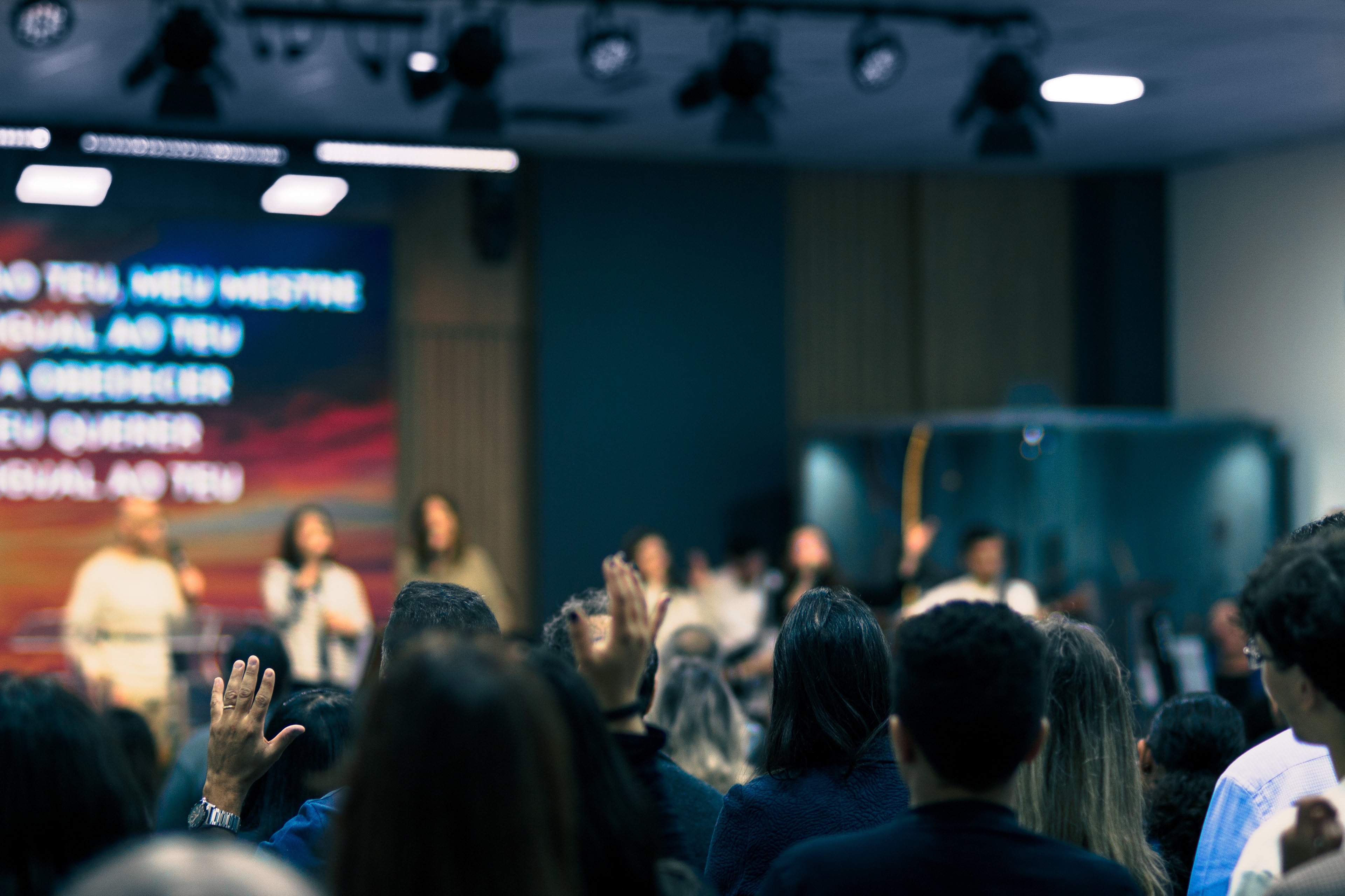 Pessoas reunidas em uma igreja antes do culto